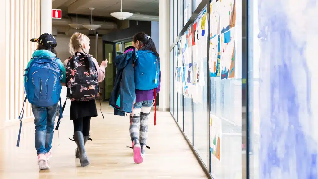 barn gåendes i skolkorridor