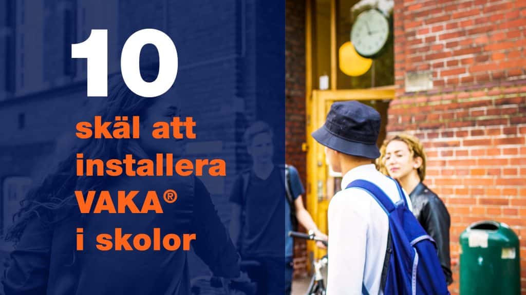 Pojke på väg in i skolan.